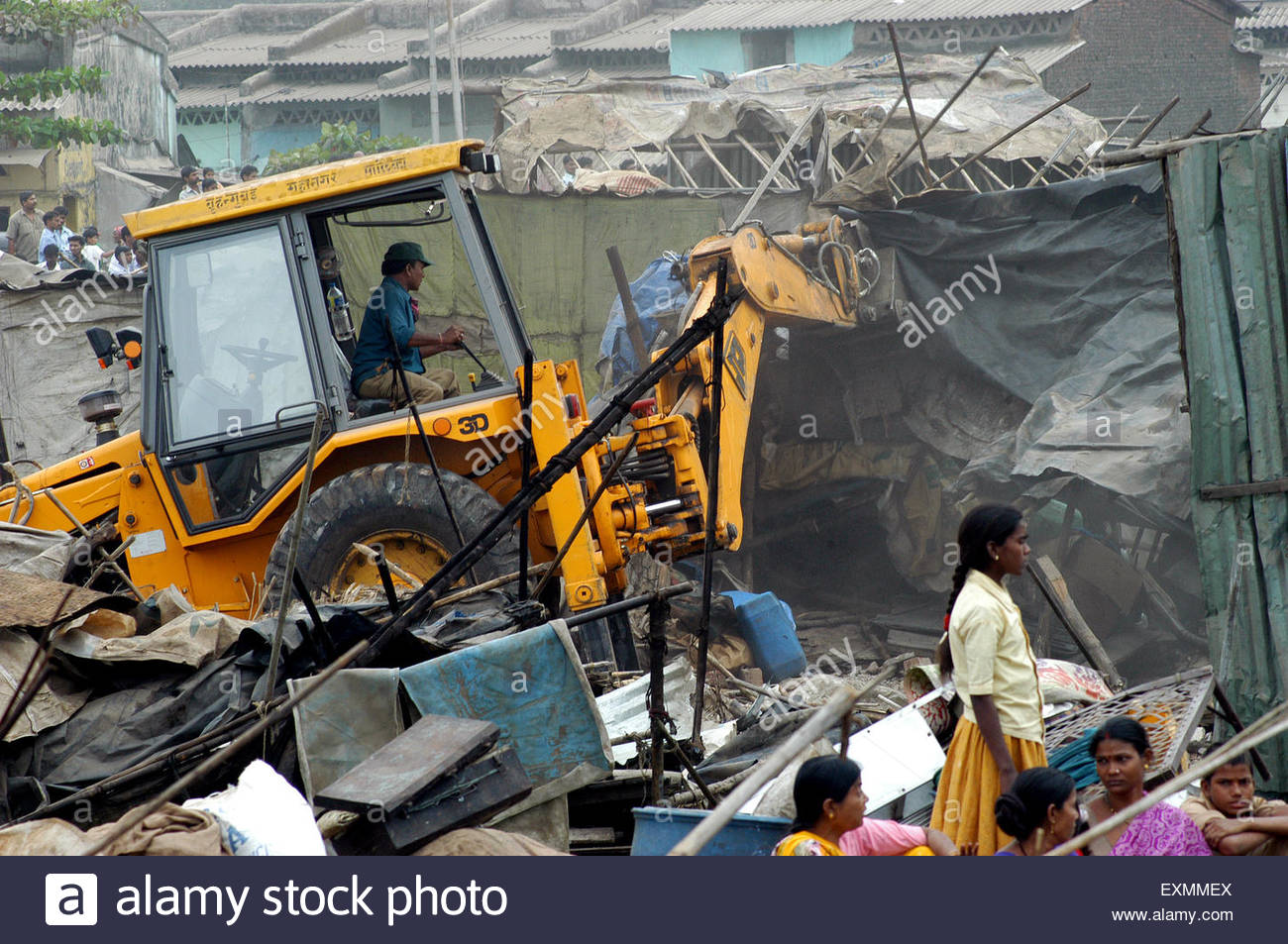 demolition-of-illegal-slums-on-mankhurd-link-road-in-bombay-mumbai-EXMMEX